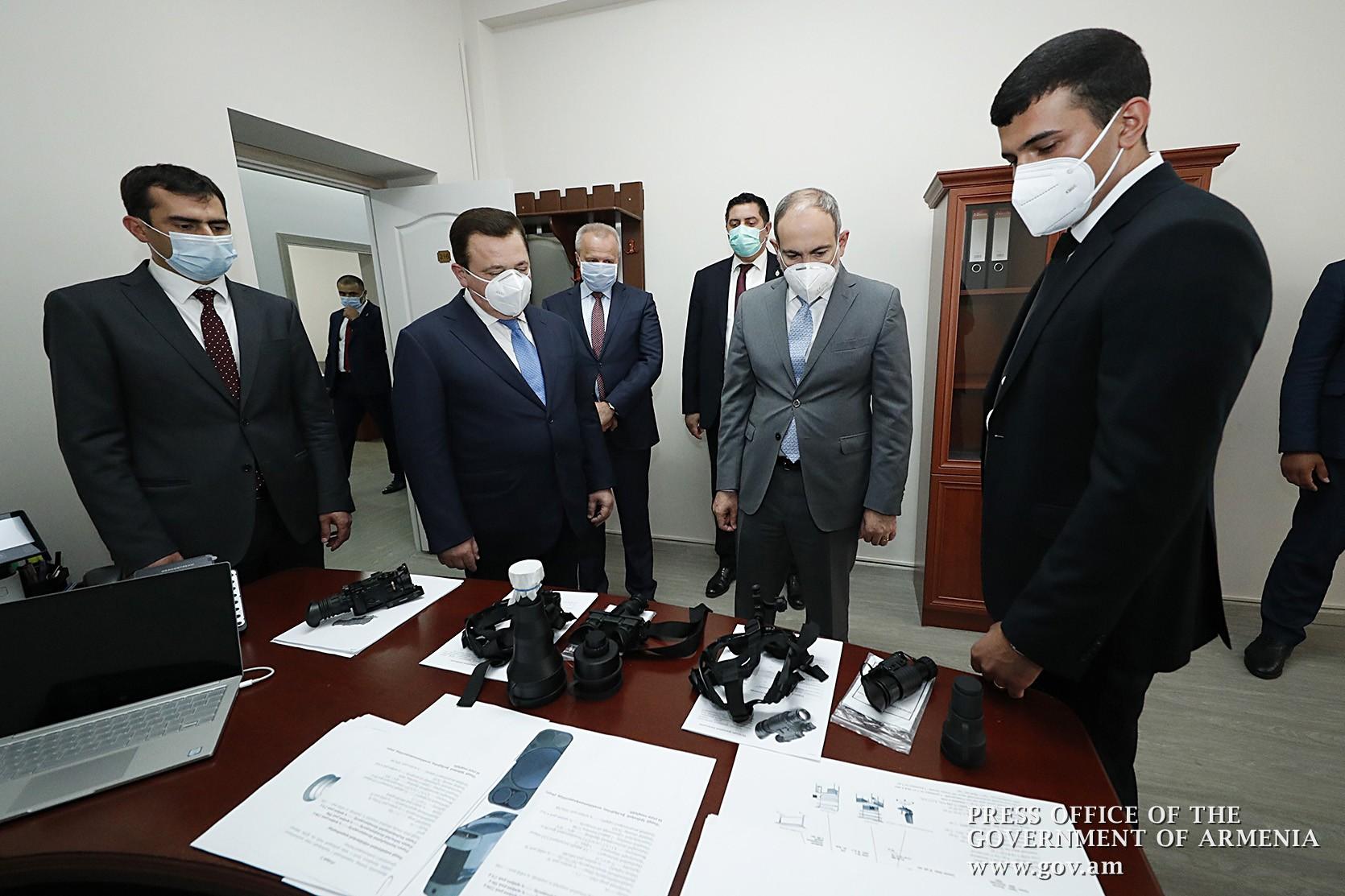 Премьер-министр посетил завод по производству в Армении автоматов Калашникова