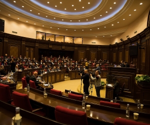 Парламентская оппозиция ищет пути выхода из кризиса 