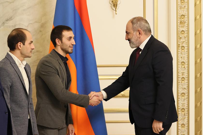 Փաշինյանը հանդիպել է մարմնամարզության աշխարհի չեմպիոն Արթուր Դավթյանին և բրոնզե մեդալակիր Հարություն Մերդինյանին